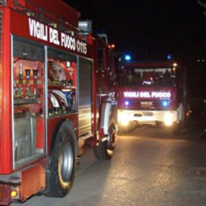 Incendio in una legnaia: Vigili del Fuoco al lavoro per 9 ore