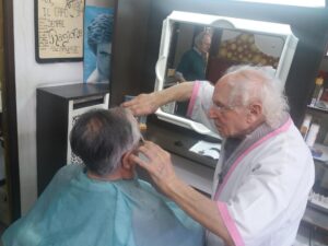 Si può uscire dal proprio Comune per barba e capelli