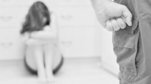 Anni di soprusi e maltrattamenti alla compagna: arrestato