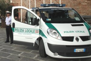 Camion perde il carico in tangenziale a Casale