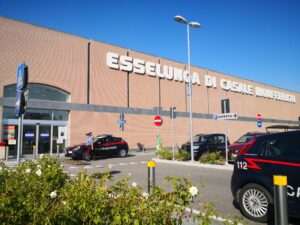 Pugno in faccia alla vigilante e fuga tra i banchi del mercato