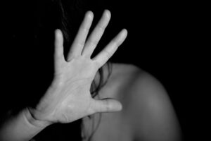 Per anni minaccia e lancia oggetti alla moglie: allontanato da casa e denunciato