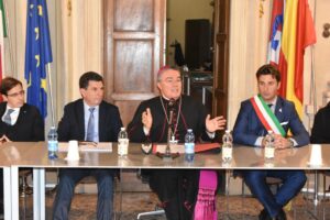Il Vescovo incontra il Consiglio Comunale e cita Don Camillo