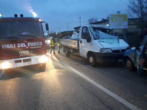 Furgone coinvolto in uno scontro, due feriti
