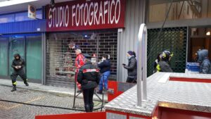 S’incendia l’albero di Natale, cagnolina rianimata e salvata in extremis