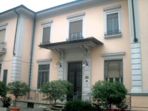 Spara alla moglie malata e poi si toglie la vita all’Hospice
