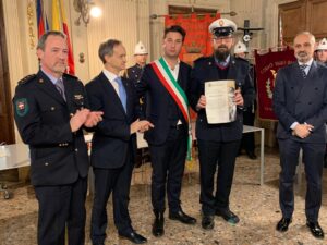 Encomio d’onore all’agente Giarola: sventò il raid delle sprangate