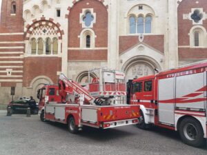 Vigili del fuoco davanti al Duomo: ma è solo un intervento di routine