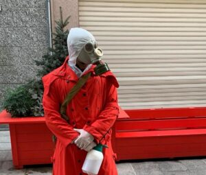 Con la maschera antigas spruzza liquido ai passanti: denunciato