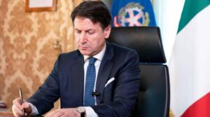 Chiude tutto, tranne l’essenziale
