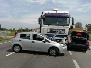 Schianto mortale, tre i mezzi coinvolti