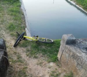 Tragedia, ciclista cade nel canale e muore
