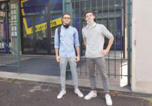 Il primo giorno di maturità con mascherina e niente abbracci