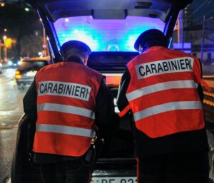 Gli schiamazzi dei giovani lo disturbano: anziano scende in strada con un nunchaku