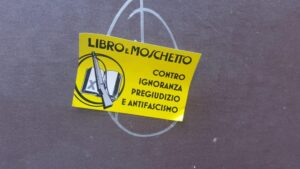 Adesivi e volantini contro l’antifascismo: l’Anpi di Casale insorge