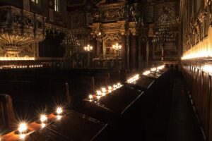 La sinagoga di Casale illuminata in memoria della “notte dei cristalli”