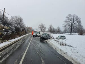 Si ferma a prestare soccorso a un’auto fuoristrada ma è travolto da un altro veicolo