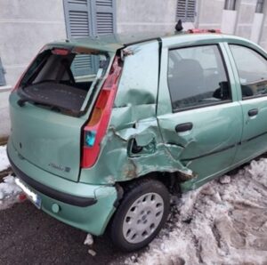 Sul trattore urta l’auto e va via senza soccorrere il conducente