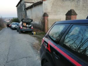 Donna trovata morta in cortile: gli accertamenti dei Carabinieri