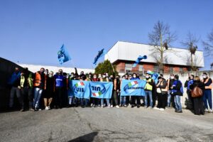 Amazon, protesta in strada