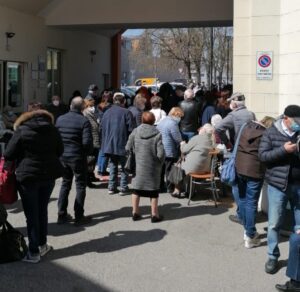 Vaccini, cosa bisogna sapere (e il caos di stamani)