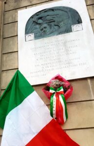 Monferrato non Conforme celebra Natale Palli: rose alla lapide in via Sobrero
