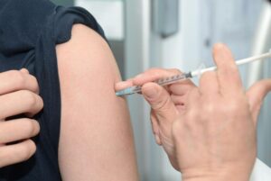 Vaccini: pre-adesioni anche in Comuni, Province e farmacie