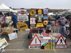Il mercatino dell’antiquariato non si ferma neanche ad agosto