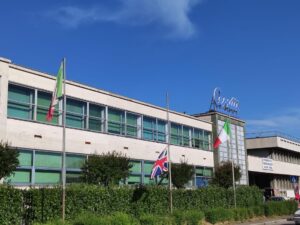 Al presidio Cerutti la bandiera inglese è listata a lutto, più in basso di quella italiana