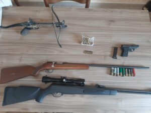 I militari intervengono per una lite domestica: in casa trovano armi e droga