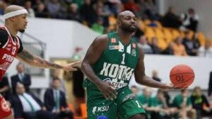 JBM mette  JayVaughn Pinkston al centro
