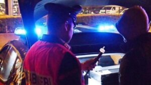 Va a sbattere da solo con l’auto: alcool nel sangue quattro volte oltre il limite
