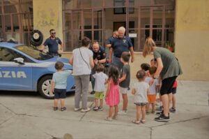 I bimbi del ‘Girasole’ in visita al Commissariato