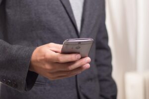 Telefona ai carabinieri per ‘anticipare’ violenze al fidanzato della figlia