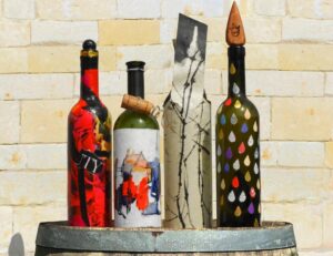 A Vignale arriva la mostra di bottiglie dipinte ‘Arte in Cantina’