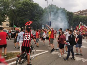 Il Milan è campione d’Italia: i casalesi rossoneri scendono in piazza