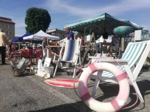 Il mercatino dell’antiquariato a Casale non va in ferie