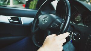 «Mi hai schiacciato il piede con l’auto!» (Ma è un tentativo di truffa)