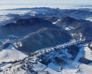 Crea, le colline e le Alpi ricoperte della neve