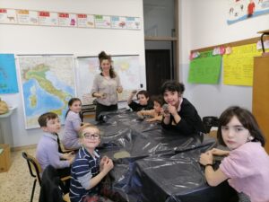 Alla Primaria di Frassinello nel ‘doposcuola’ si impara a lavorare l’argilla