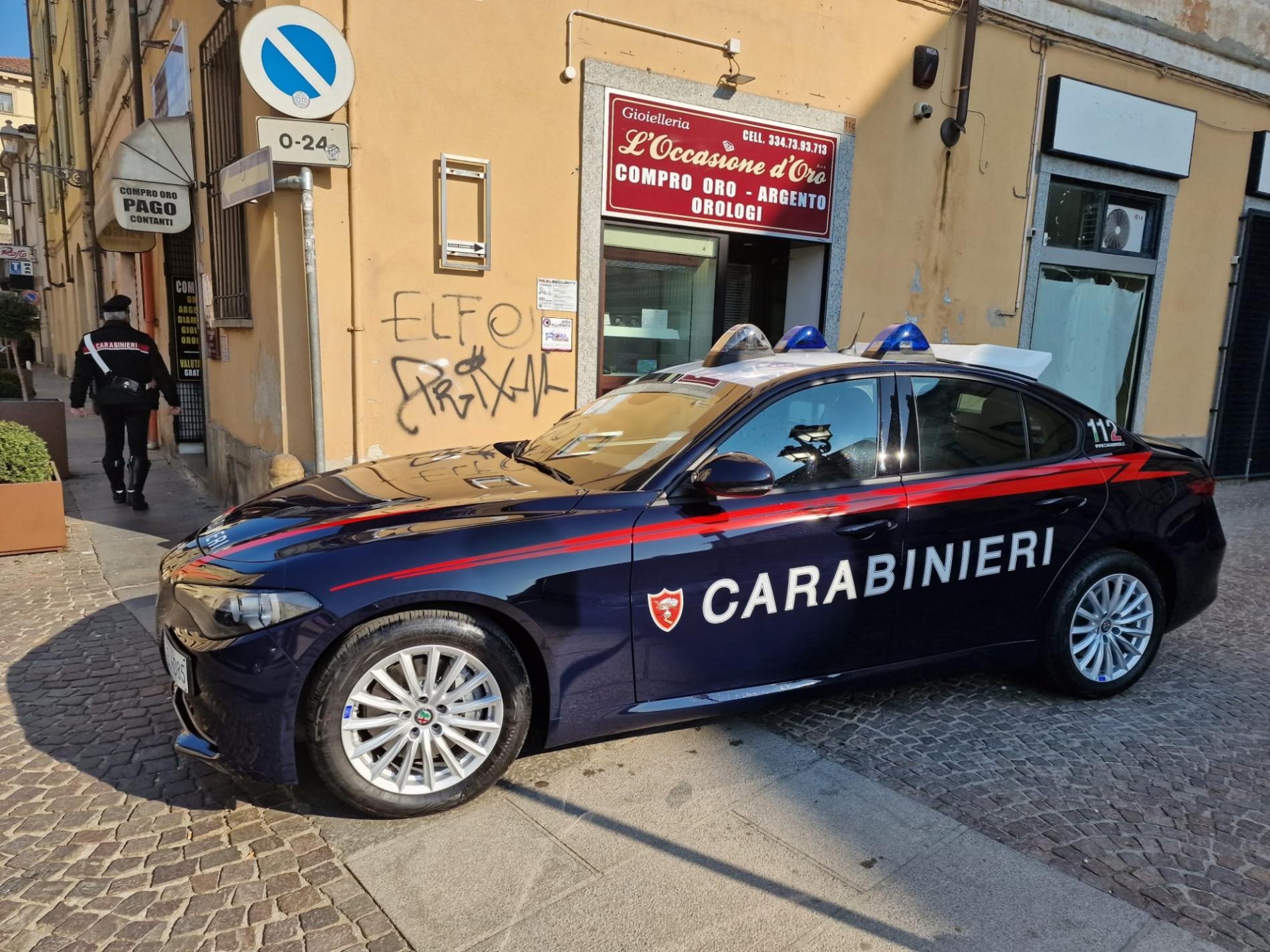 Casale: tenta il furto al ‘compro oro’, arrestato con i gioielli in mano