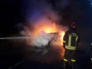 Auto in fiamme in Val Cerrina, rogo domato dai pompieri