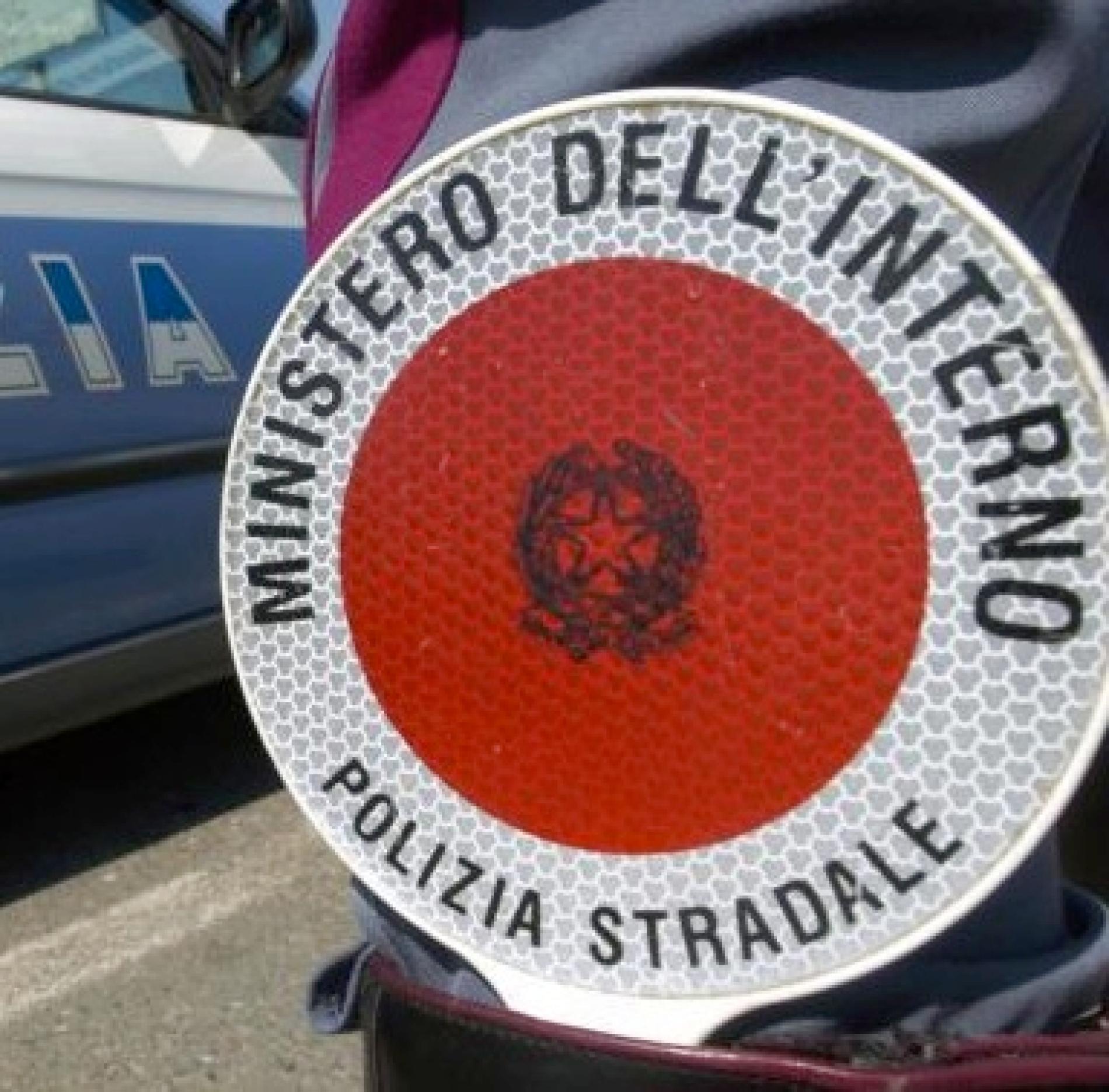 Abbatte segnaletica e va contromano in A26: multe e ritiro della patente