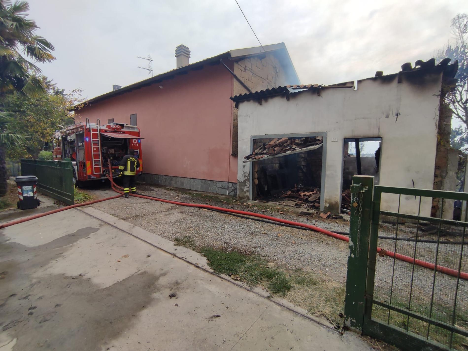 Incendio a Rosignano, pompiere soccorso