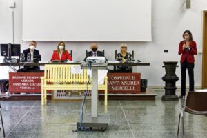 Endometriosi, una panchina gialla all’ospedale ‘Sant’Andrea’