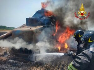 Mietitrebbia in fiamme, l’intervento dei Vigili del Fuoco