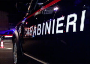 Ruba un'auto poi, scoperto dai Carabinieri, si schianta nella fuga