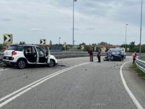 Scontro frontale in tangenziale: due feriti