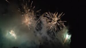 Fuochi artificiali e musica infiammano il castello di Casale