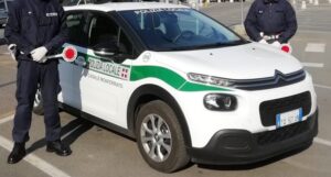 Casale: tampona un’auto a bordo della bici elettrica